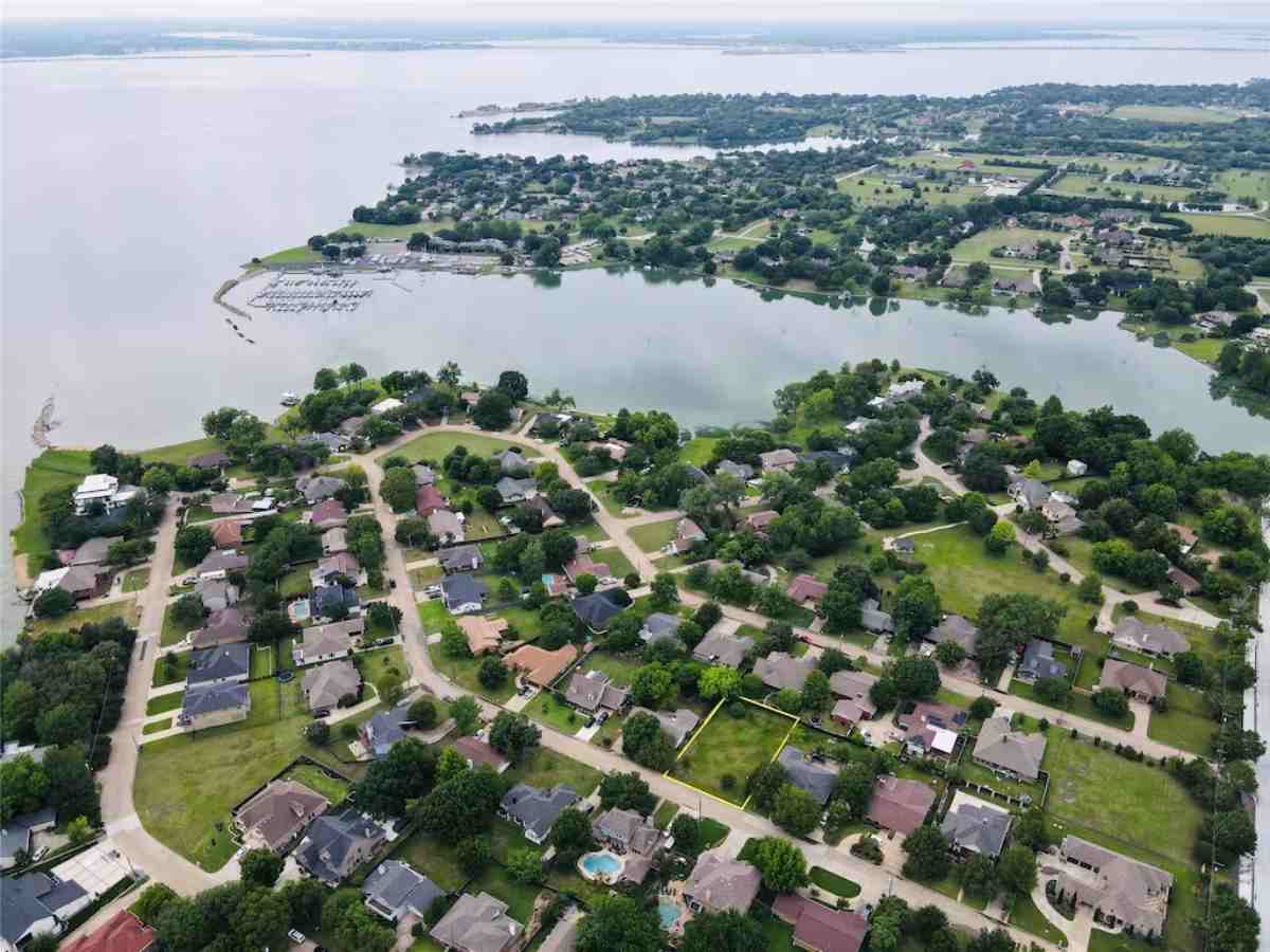 Aerial view Lake Ray Hubbard and Heath Texas neighborhood houses for newcomers moving to DFW or Dallas-Fort Worth Area.