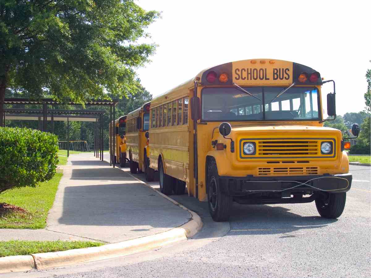 School buses lined up outside of school for article Top 25 Best School Districts in Dallas-Fort Worth Area for newcomers moving to DFW.