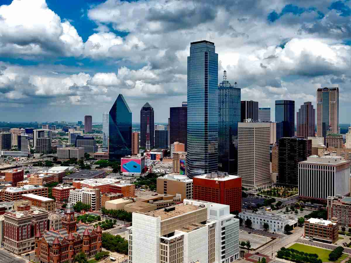 Skyline view of downtown Dallas for article 25 Top Employers in DFW for newcomers moving to DFW.